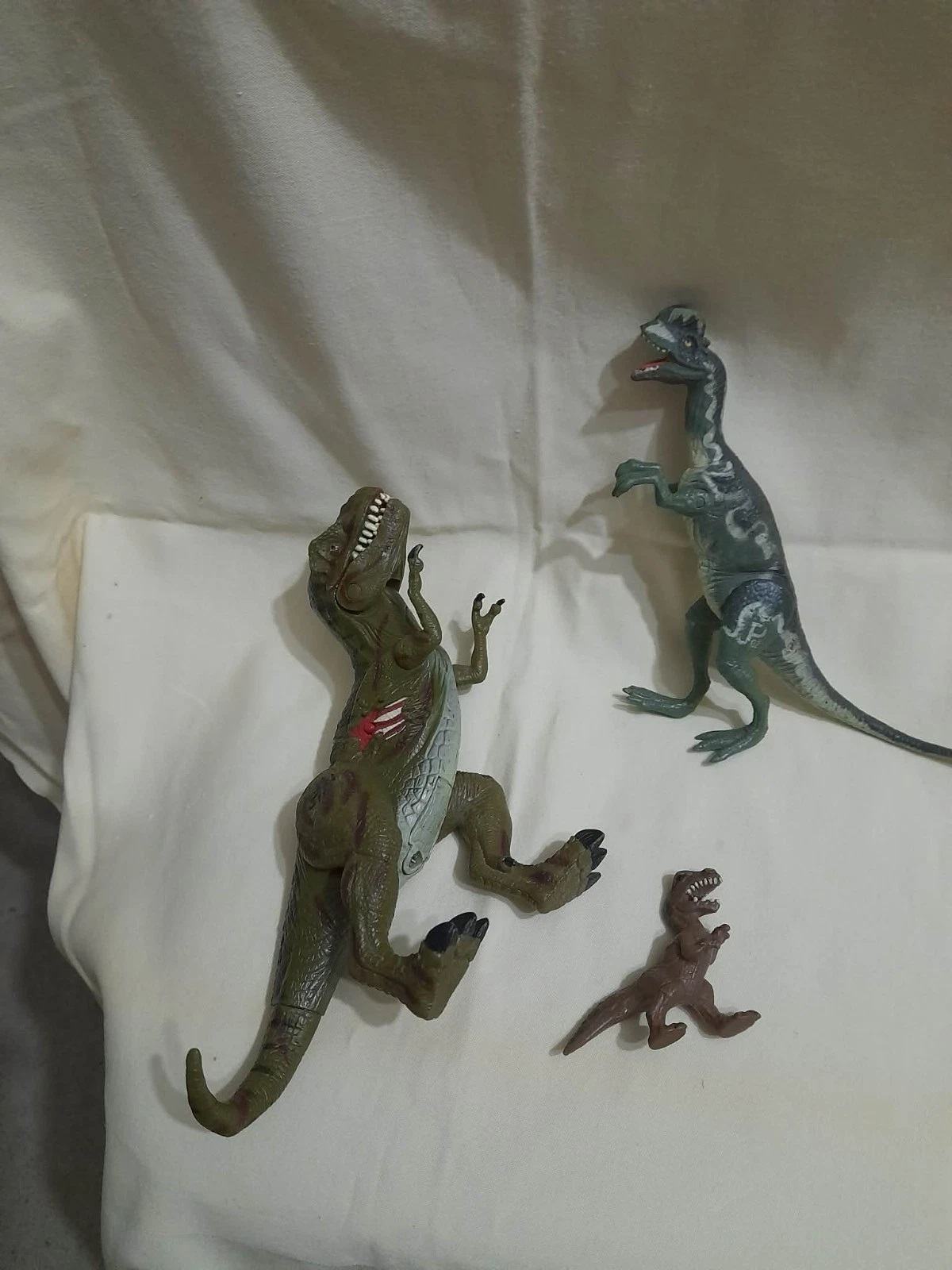 MATTEL JURASSIC WORLD Dilophosaure rugissant HNT66