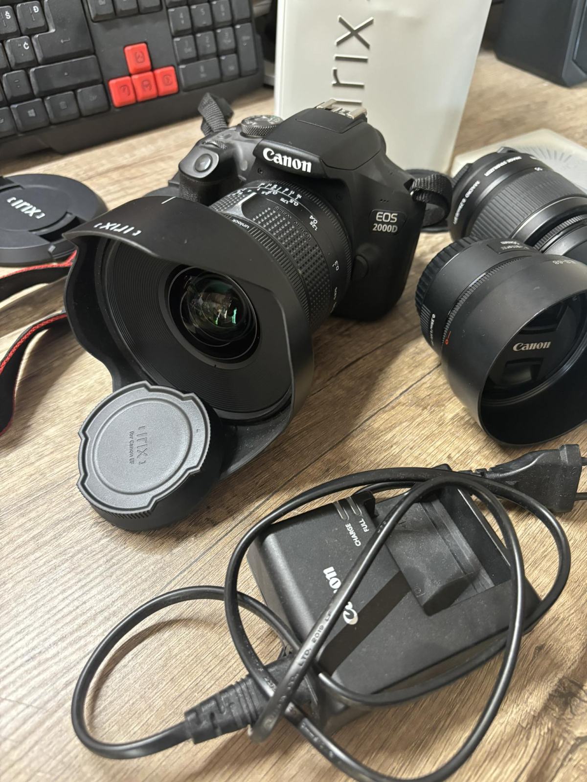Canon EOS 2000D - Très Faible Compteur (11K Déclenchements) - Appareil Photo Reflex