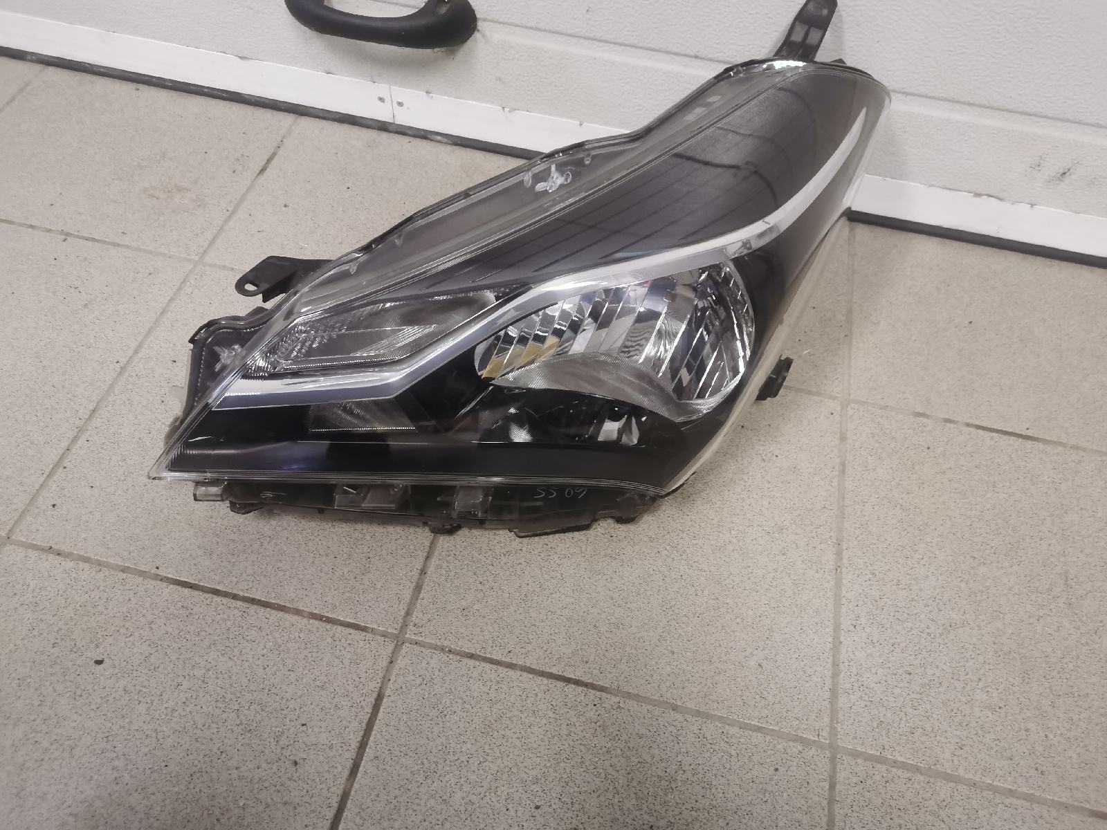 Toyota yaris far