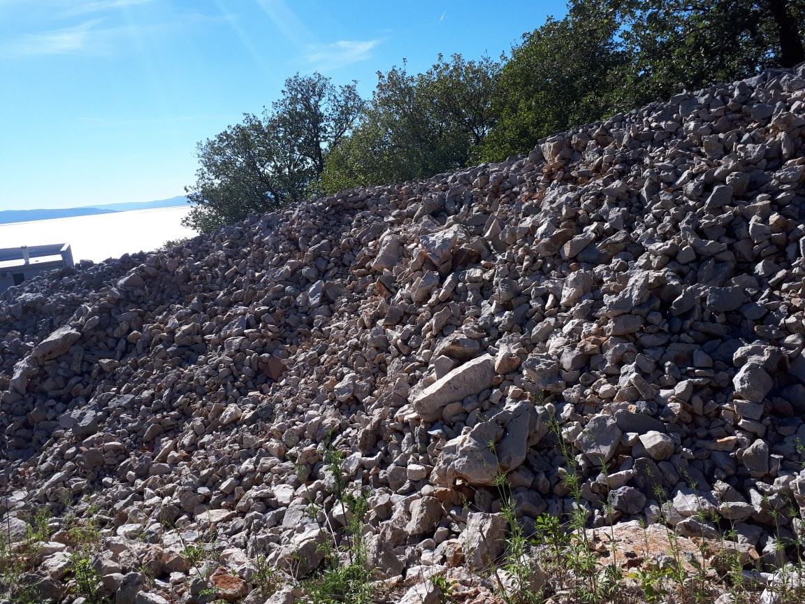 Gromača za nasip ili meljenje, Kostrena