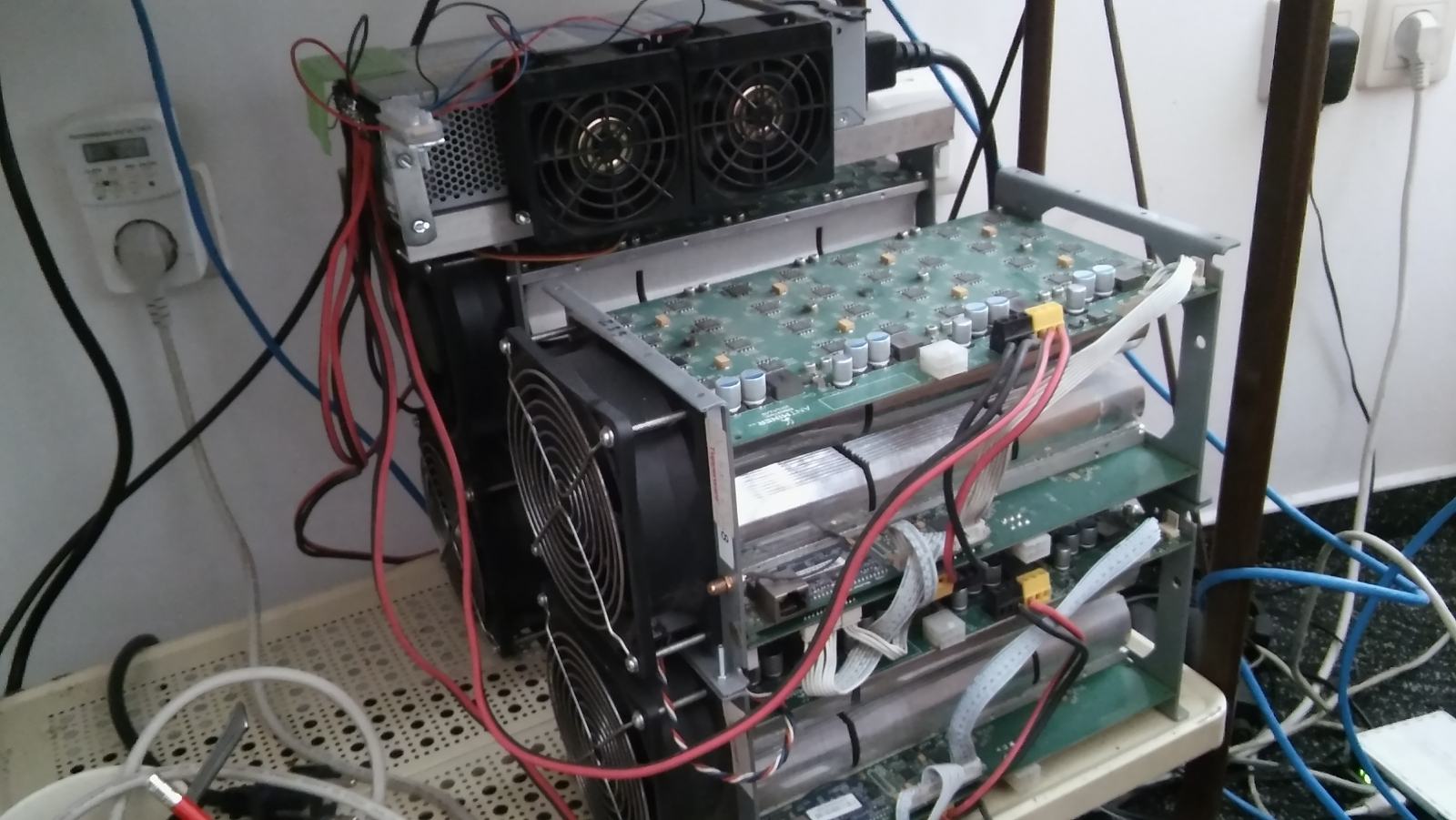 Bitcoin miner Antminer S1 (2 komada) 180 GH/s