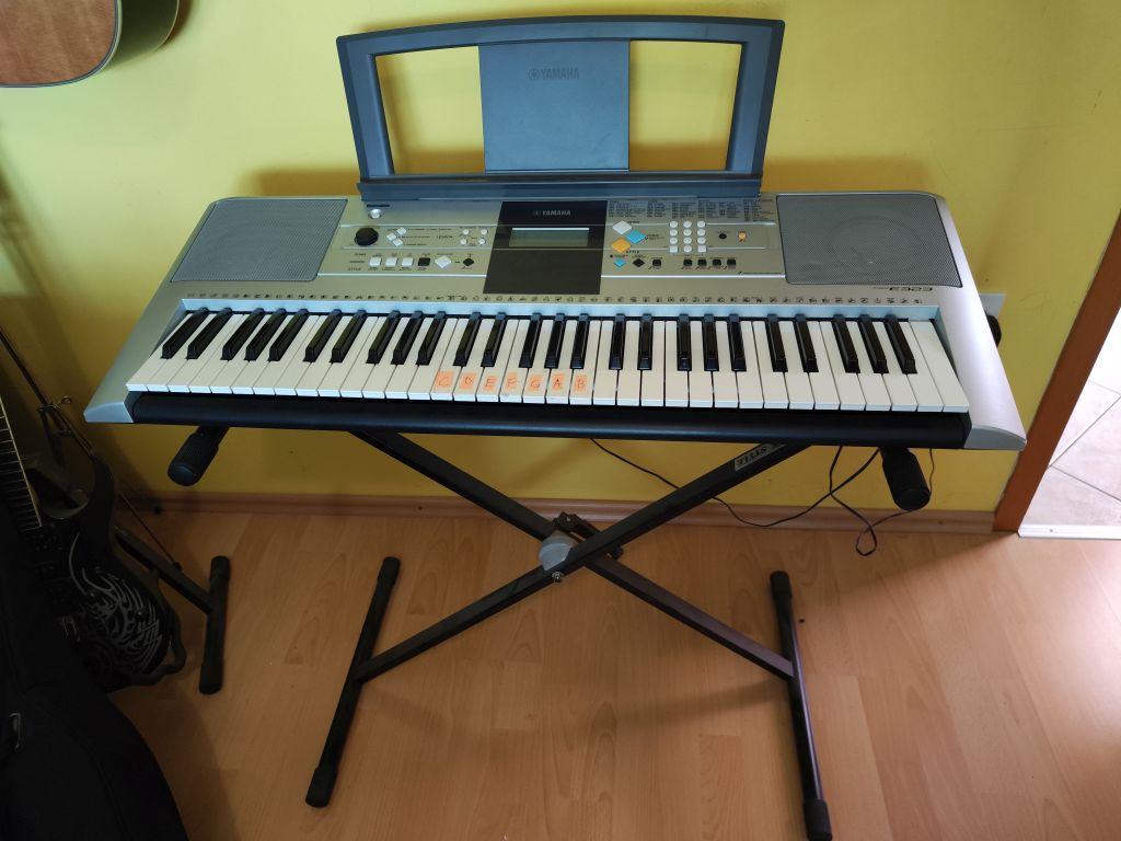 YAMAHA PSR-E323