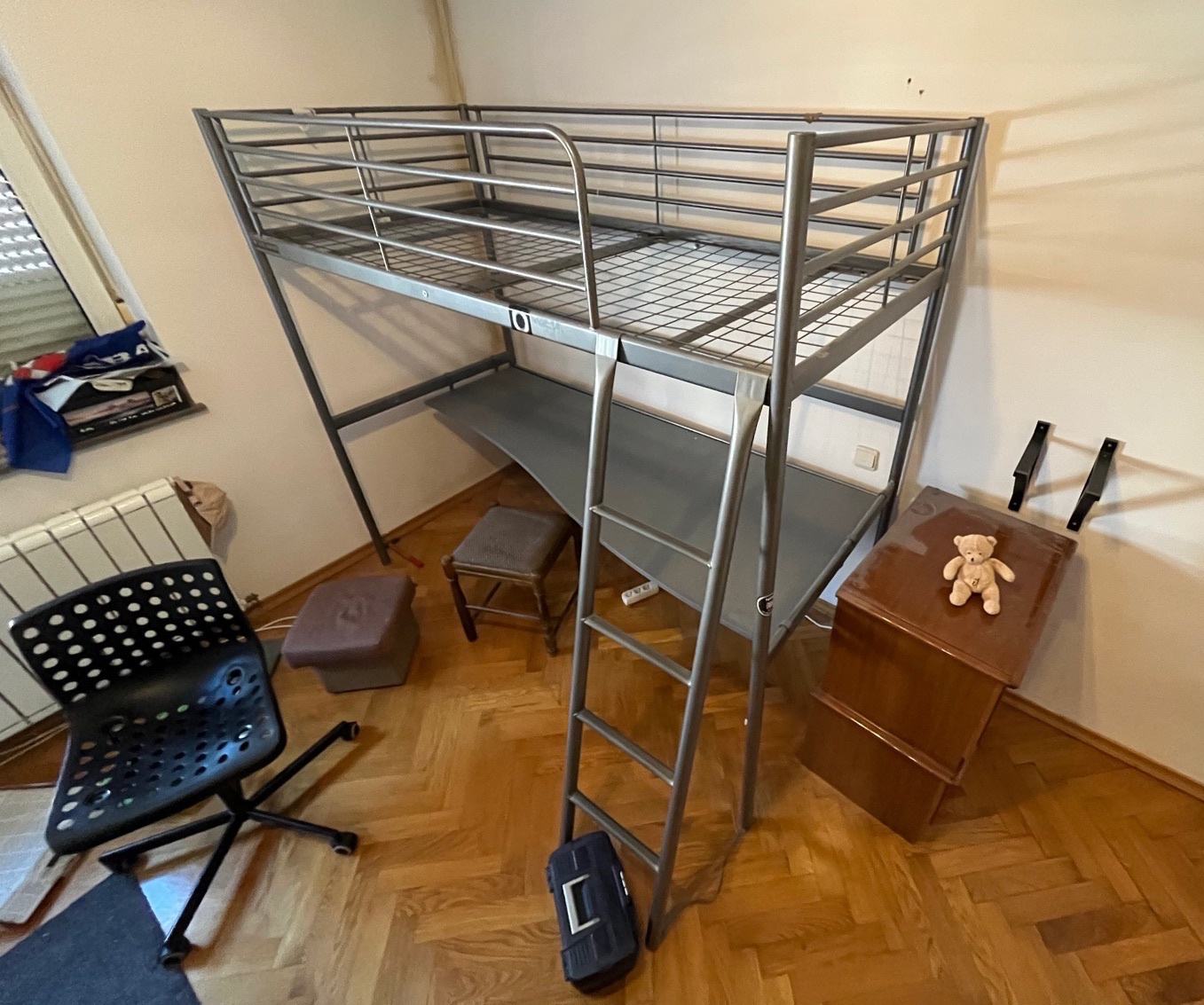 Krevet na kat sa radnim stolom - IKEA Svarta