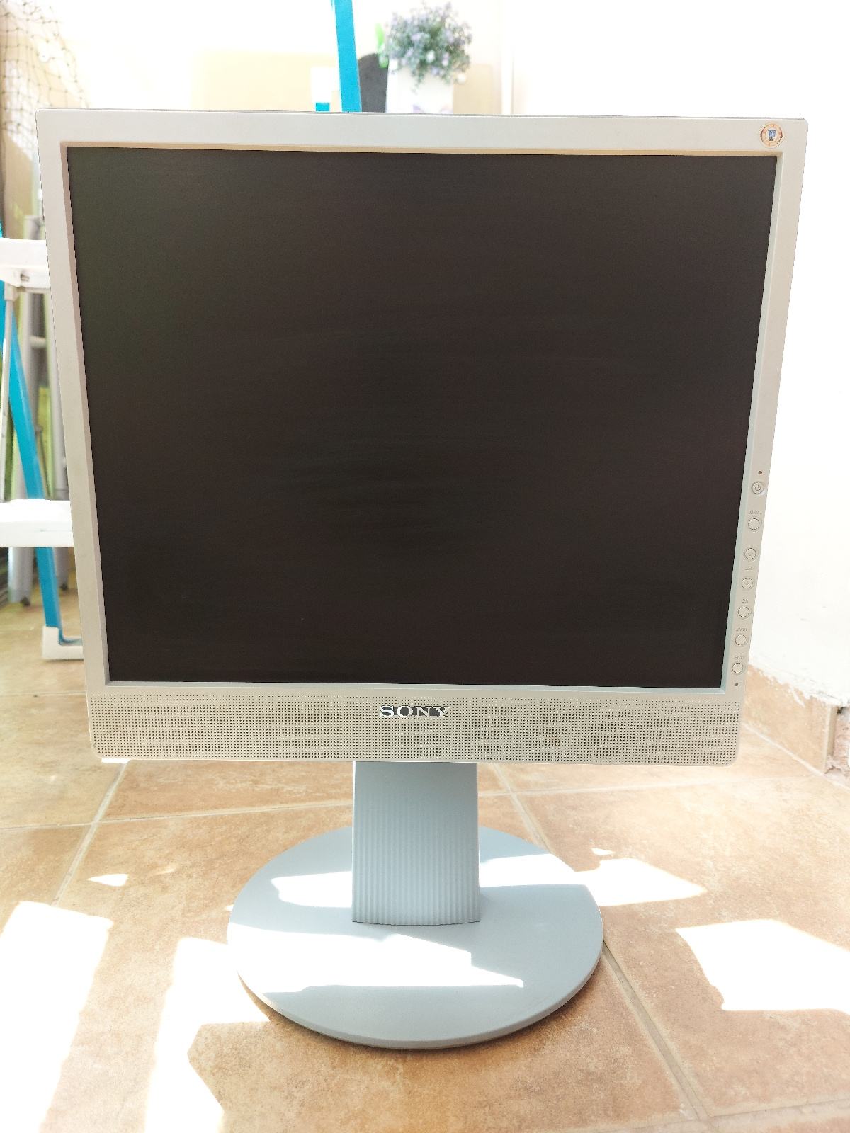 sony-sdm-x73-lcd-monitor-slika