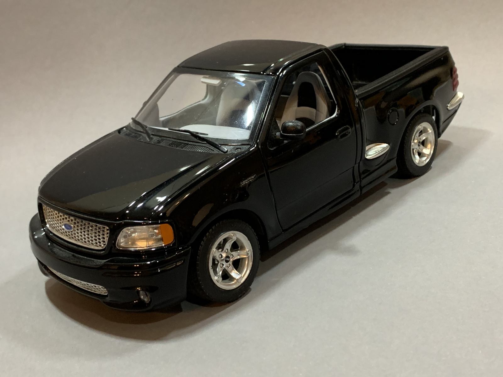 LJ439 BURAGO 37213338 1/21 1:21 Voiture Ford SVT F150 pick up + water scooter