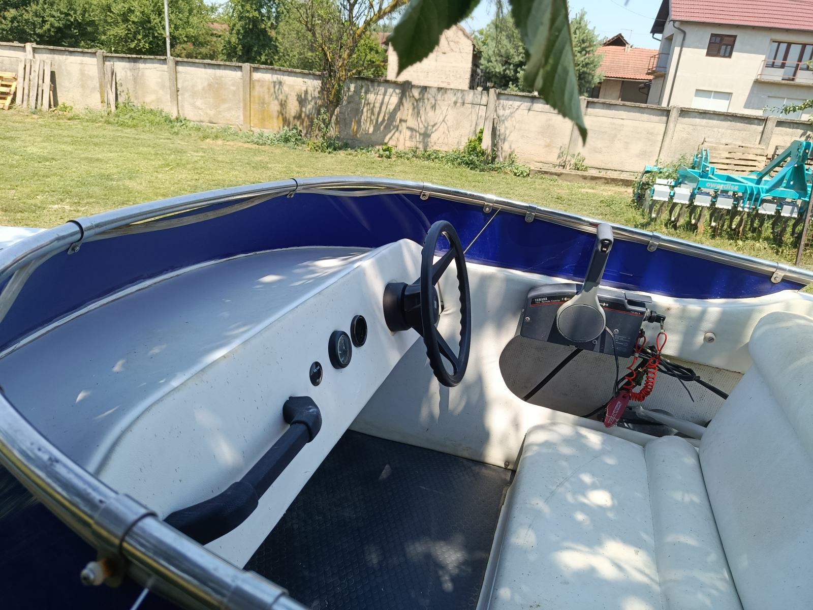 Prodajem čamac Elan plastični, registrirana prilolica, motor Yamaha 50
