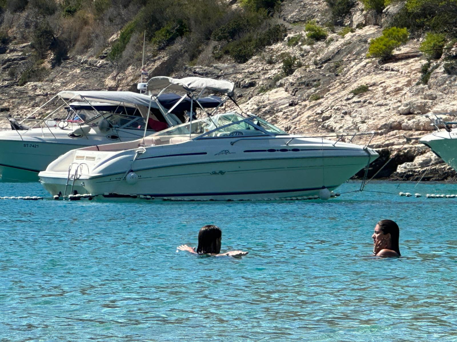 Sea Ray 215 Express Cruiser