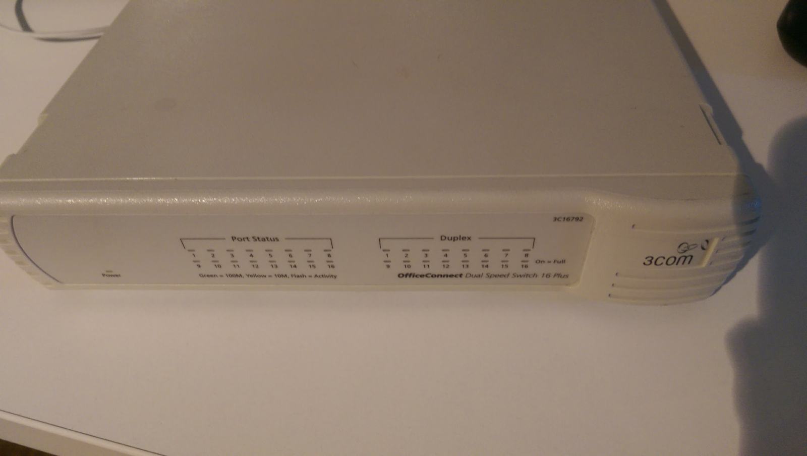 Eternet hub 16 port 3COM rack switch