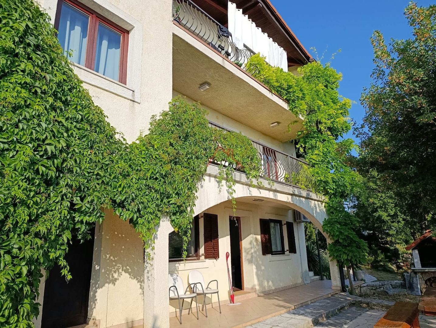 CRIKVENICA - Samostojeća kuća s okućnicom