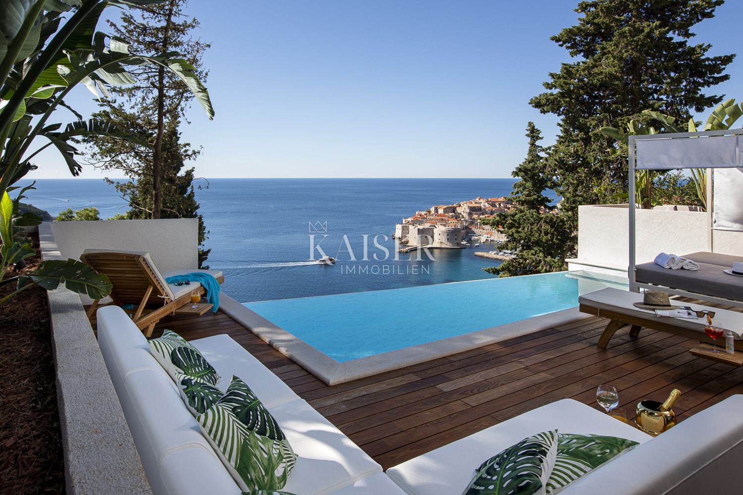 Dubrovnik - prekrasan pogled na more i stari grad