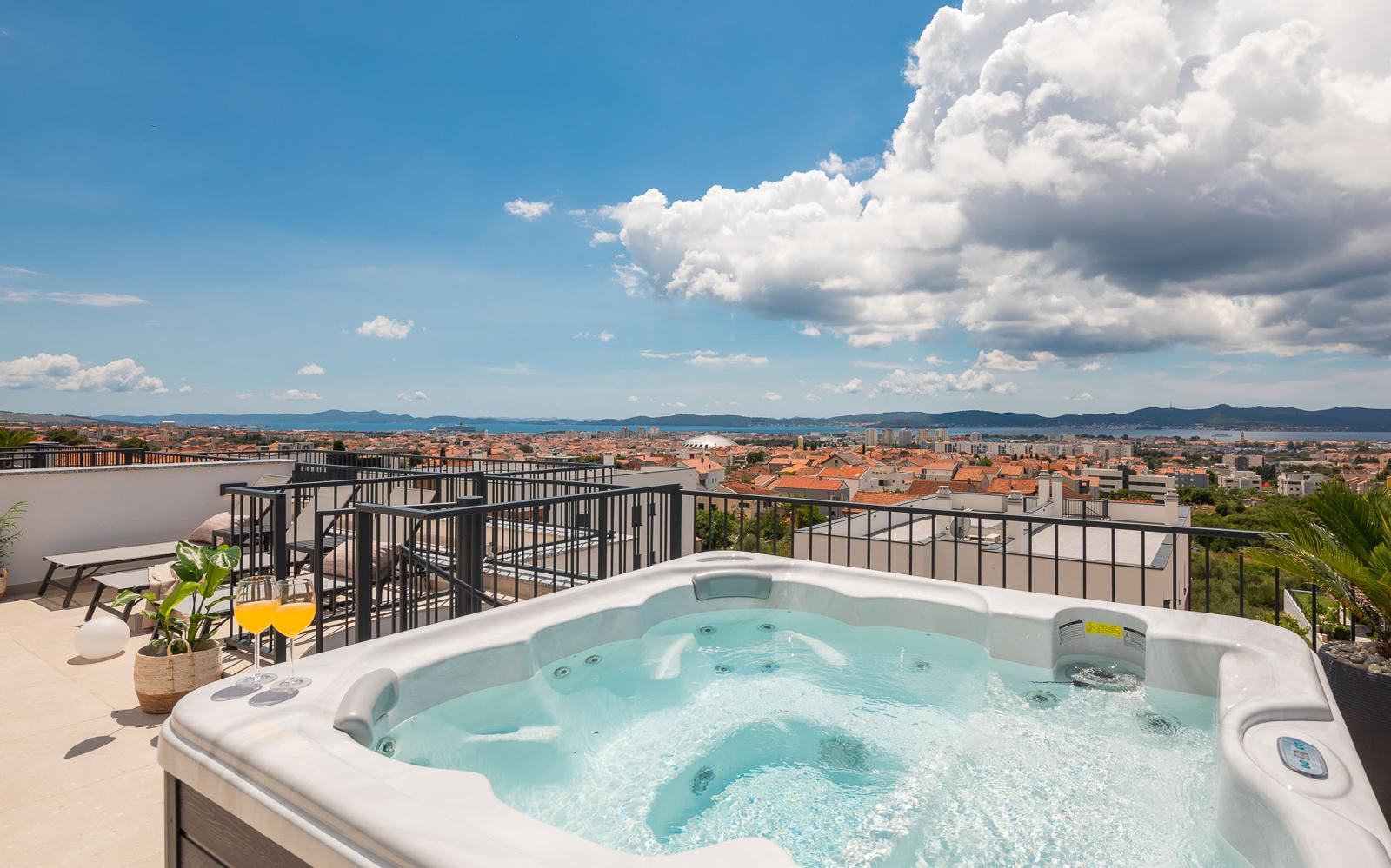 dugoro-ni-najam-luksuzan-3-soban-stan-krovna-terasa-jacuzzi-pogled
