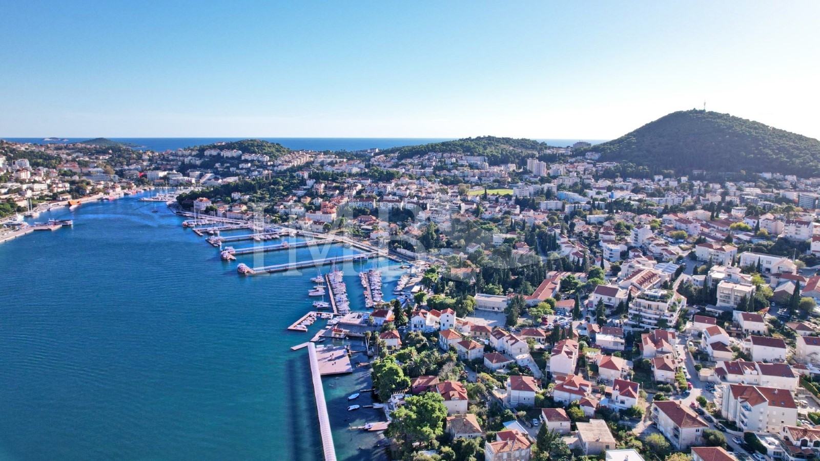 Dvojna kuća cca 300 m2 | Ekskluzivna pozicija uz more!
