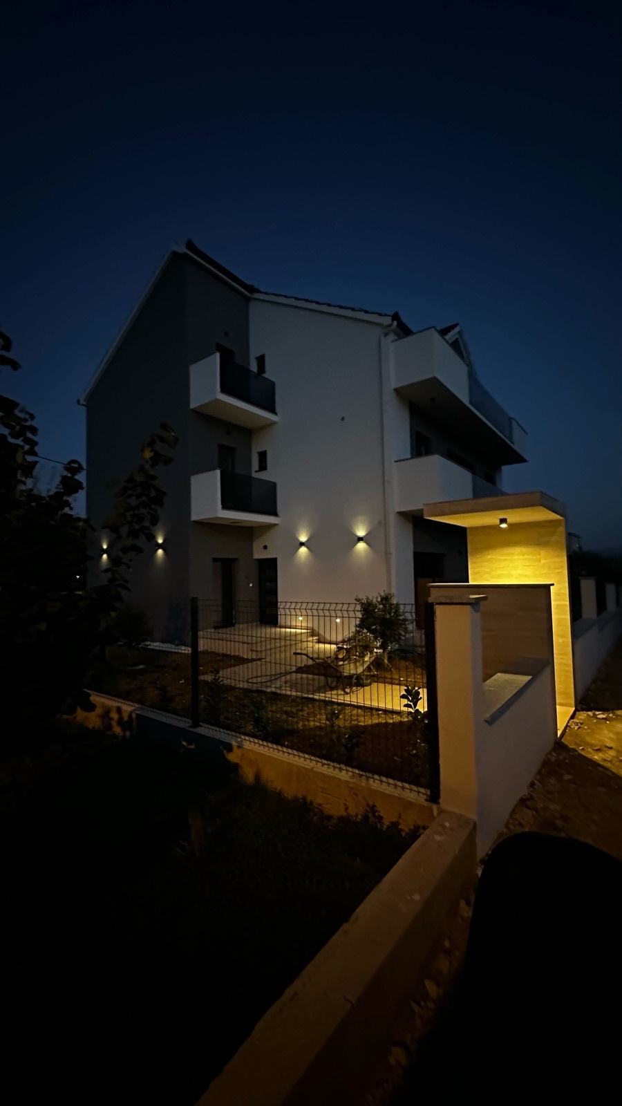 Iznajmljivanje stana u Sinju četverosobni 100m2 novogradnja!