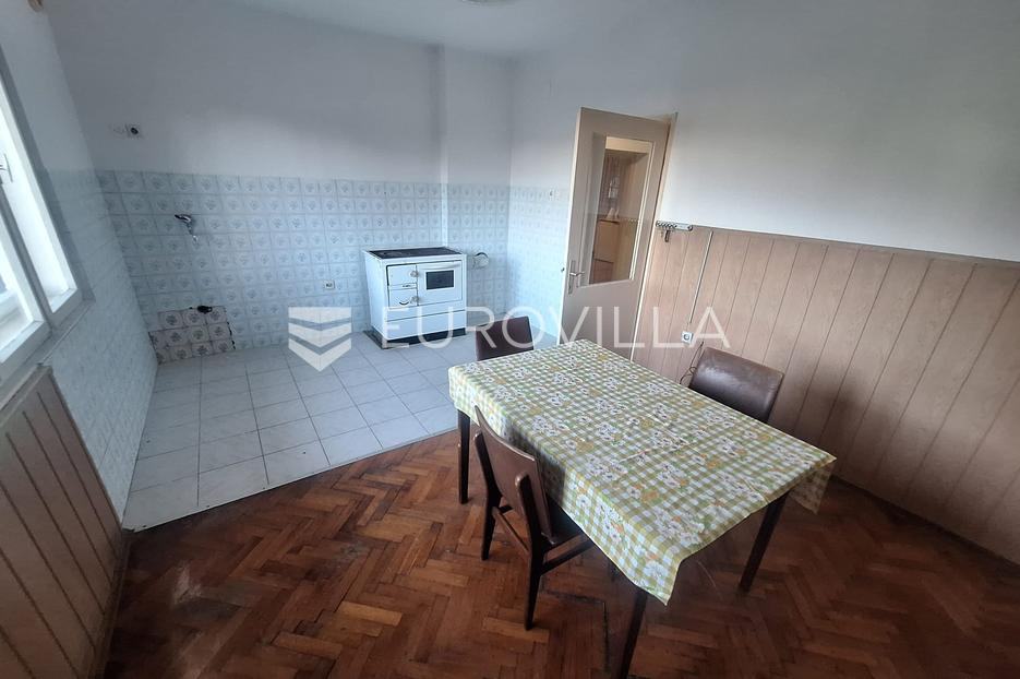 Karlovac, Donja Jelsa, kuća 360 m² na parceli 4000 m²