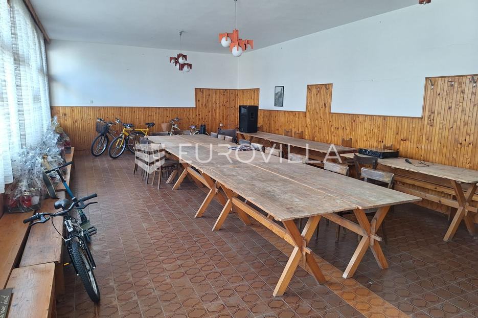 Karlovac, Mala Švarča, stambeno, poslovna zgrada 330 m²