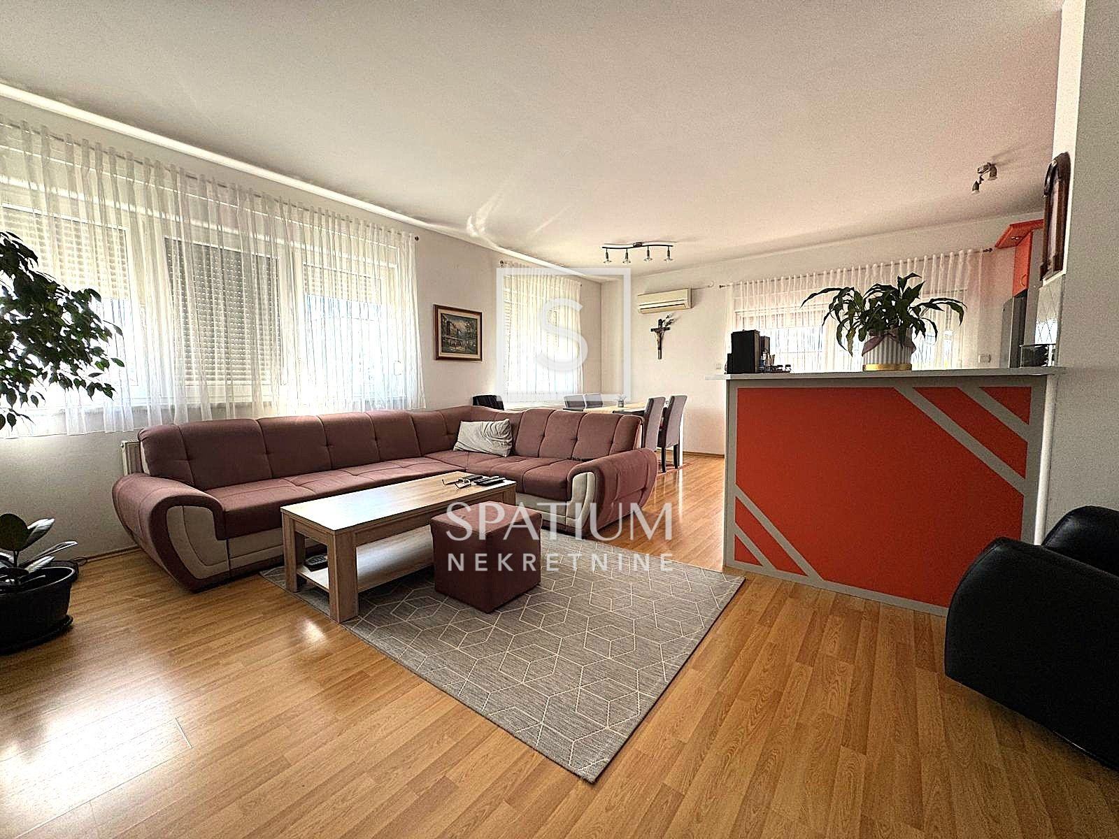 KARLOVAC, STAMBENO - POSLOVNA KUĆA S TRI STANA
