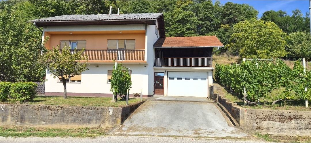 Kuća: Karlovac, 240.00 m2