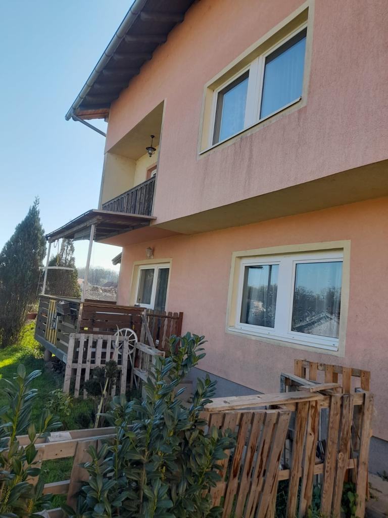 Kuća: Karlovac, 300.00 m2