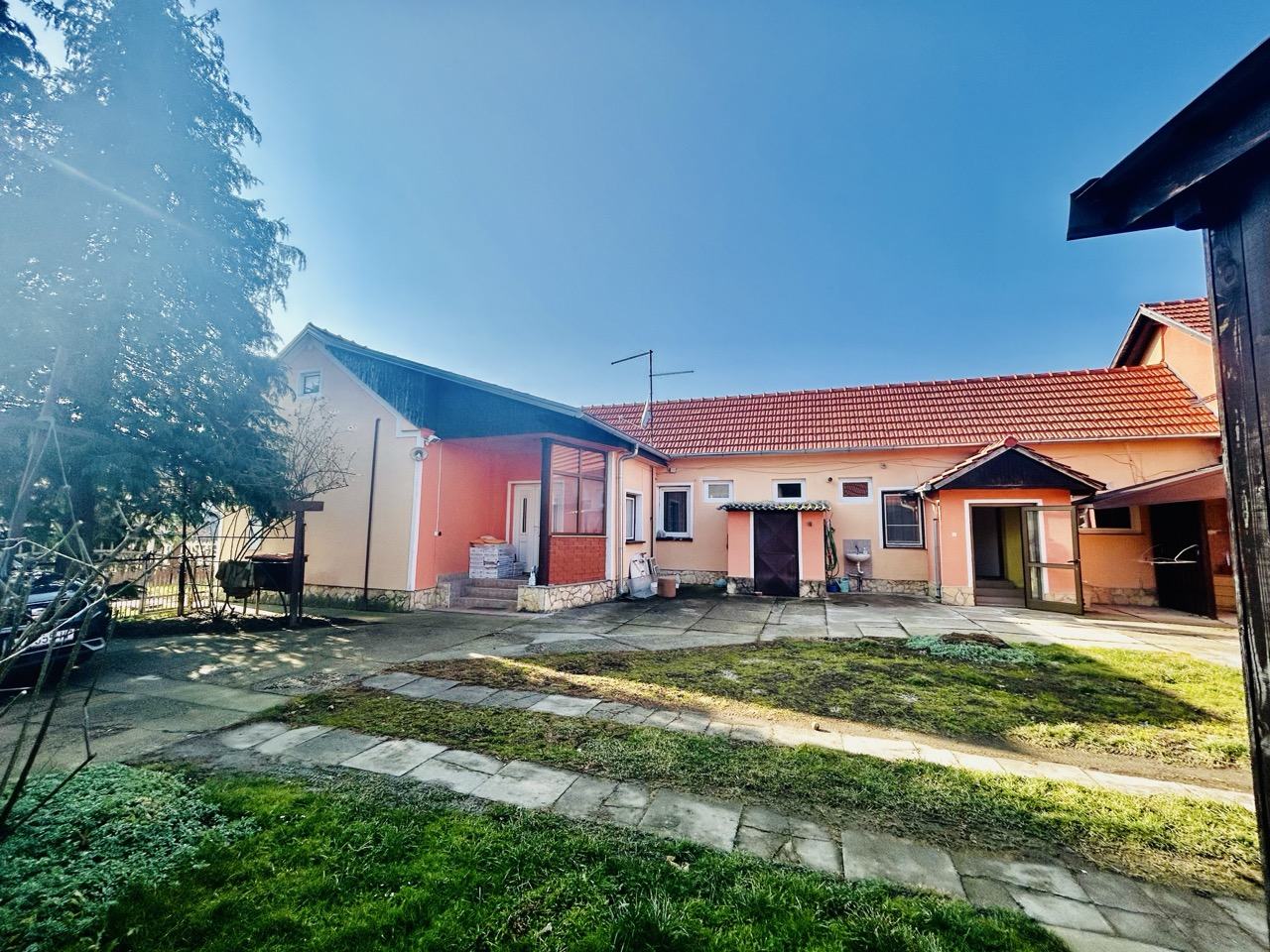 OBITELJSKA KUĆA + DVA ZASEBNA STANA, KOPRIVNICA, CENTAR