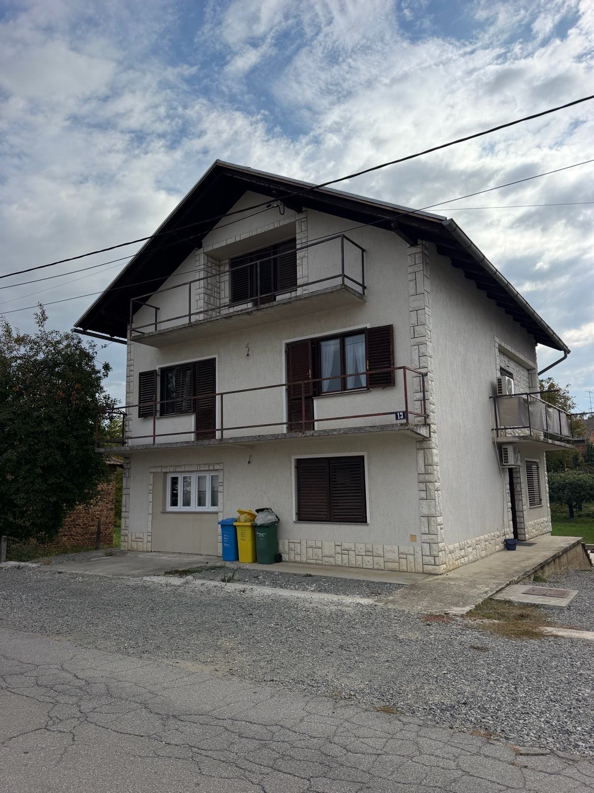 Kuca sa papirima za 4 stana