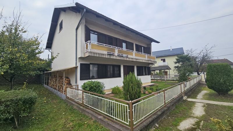 Kuća: Petrinja, 218.00 m2