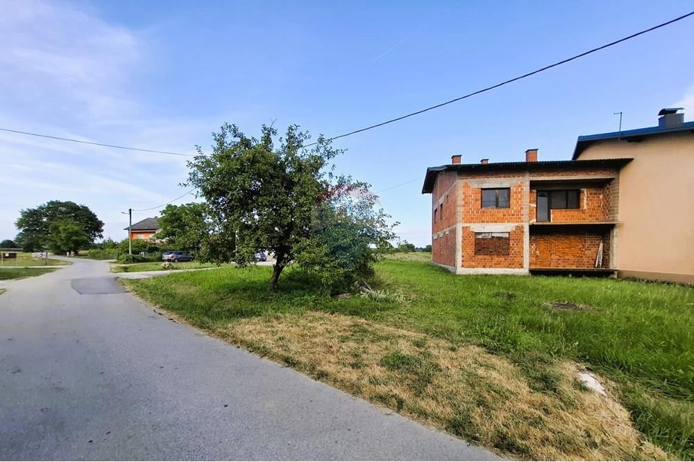 Roh -bau kuća pokraj Karlovca
