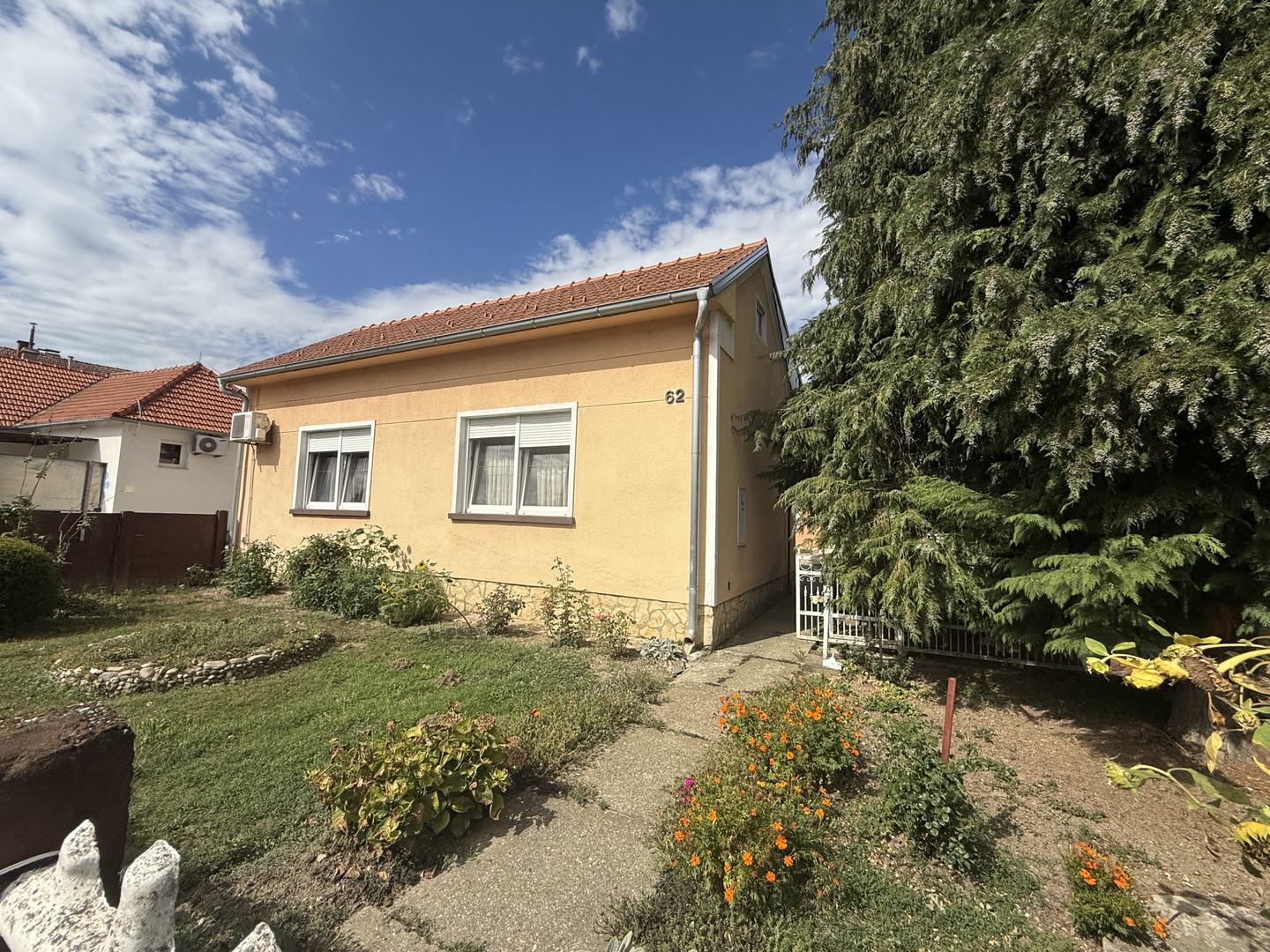 Kuća s tri odvojene stambene jedinice u širem centru Koprivnice