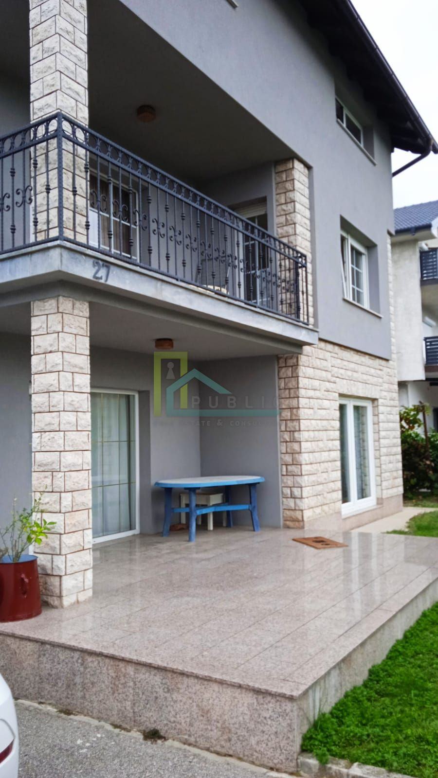 280m2 Example KUĆA SA TRI STANA 280m2 + 800m2 OKUĆNICE (prodaja)