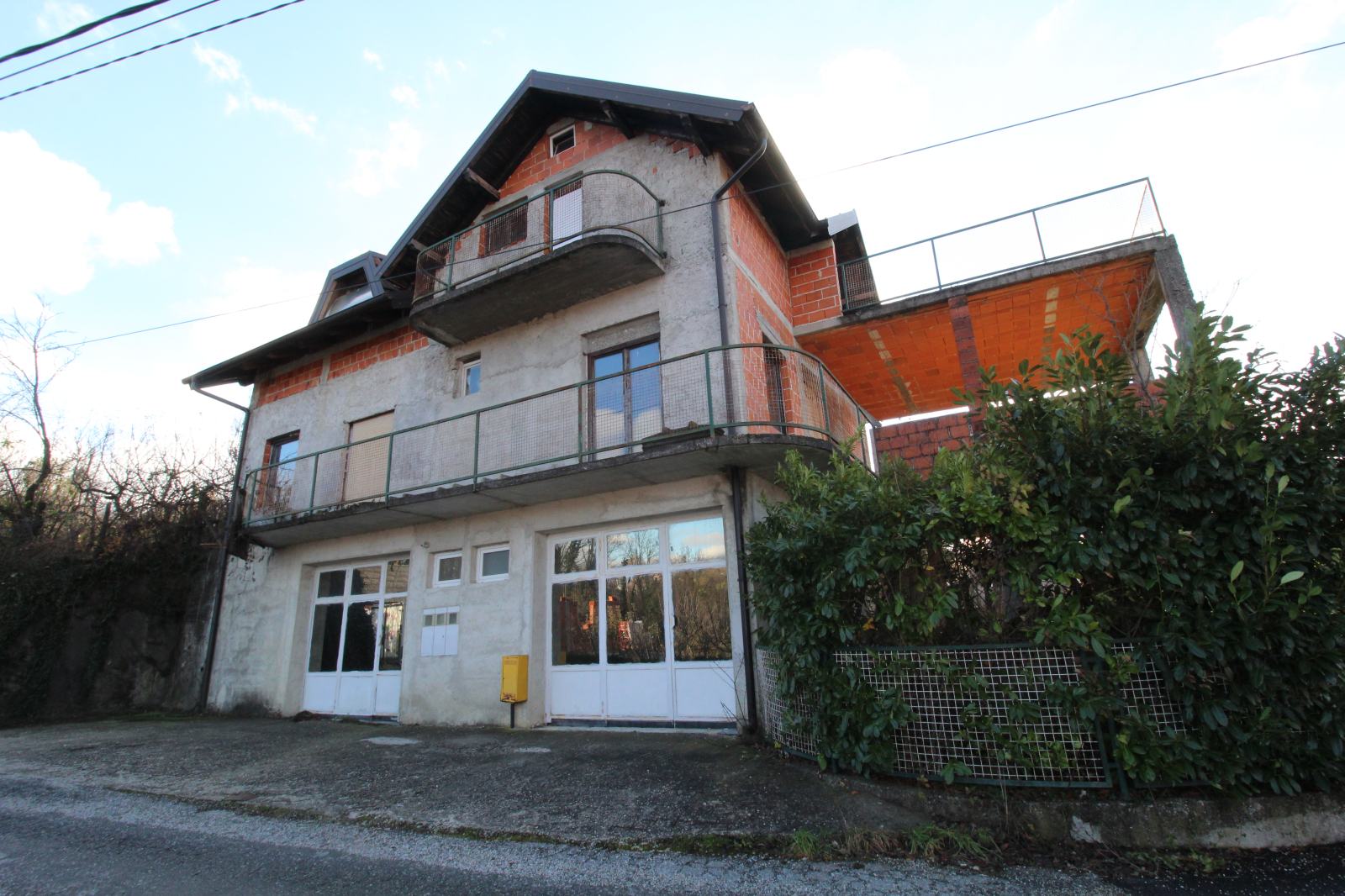 Sesvete*Đurđekovec*dvije kuće ukupne površine 384m2* dvorište 1063 m2*