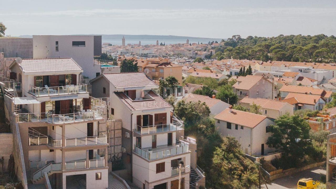 OTOK RAB, PALIT - Moderne vile s apartmanima nedaleko centra (prodaja)