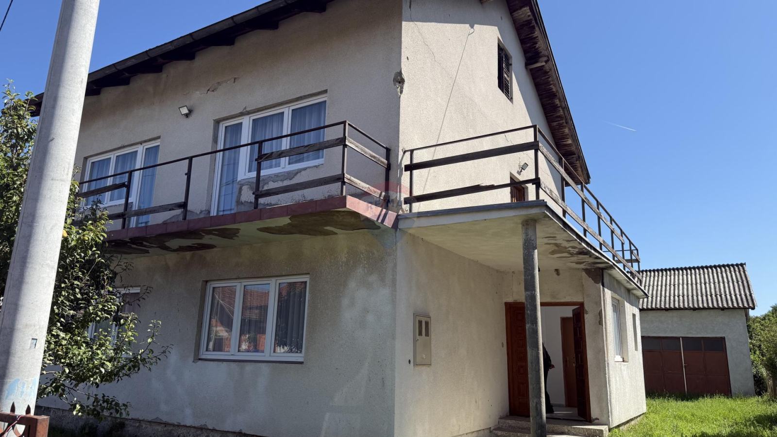 Petrinja, Centar - kuća s dva etažirana stana,6 soba, pomoćnom zgradom