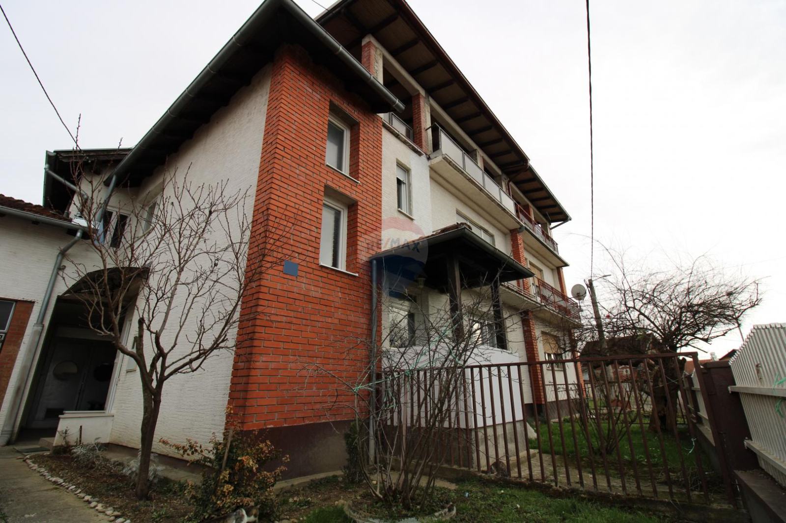 Petrinja, kuća 382 m2, 4 stambene jedinice