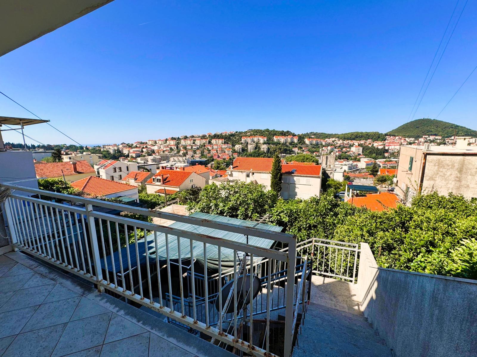 POSEBNA PRILIKA!!! Dvoetažni četverosoban stan u Dubrovniku