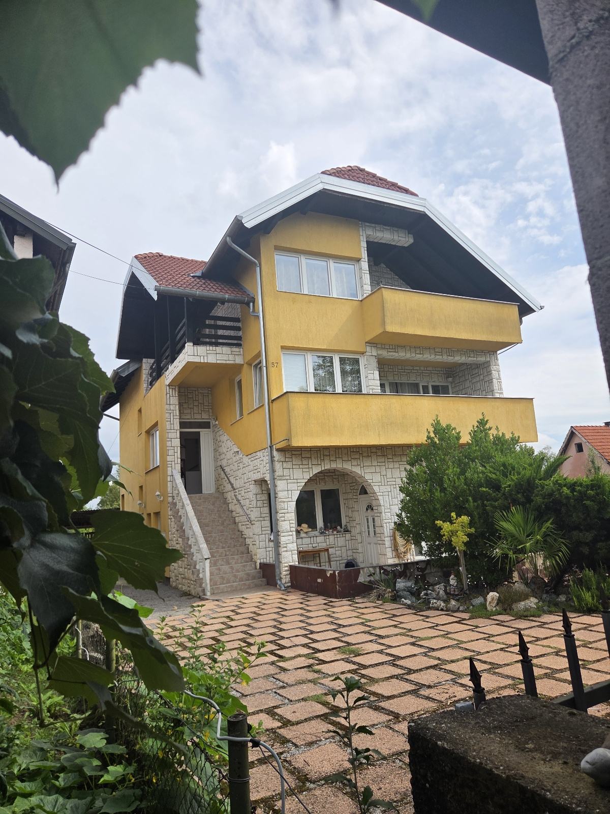 Prekrasna moderna višekatnica