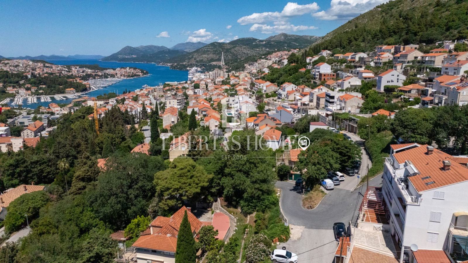 Prodaje se kuća za adaptaciju s građevinskim zemljištem,Dubrovnik