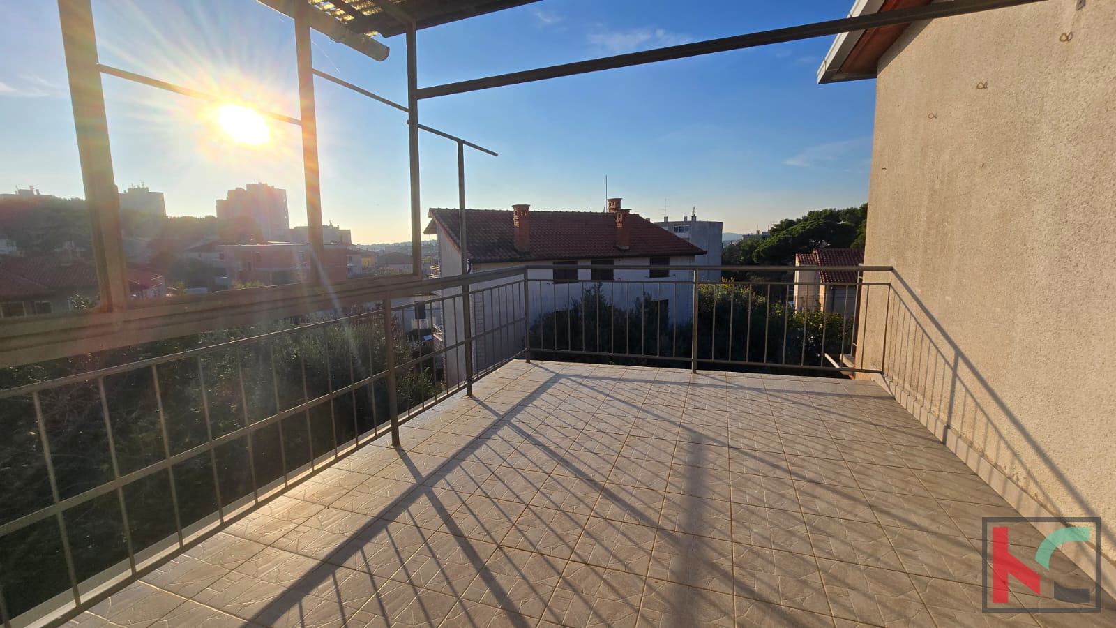 Pula, Vidikovac, prostrani stan 110m2 sa 3 terase i 196m2 okućnice ...