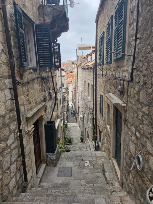 RIJETKOST NA TRŽIŠTU – KUĆA U NIZU UNUTAR ZIDINA, DUBROVNIK (prodaja)