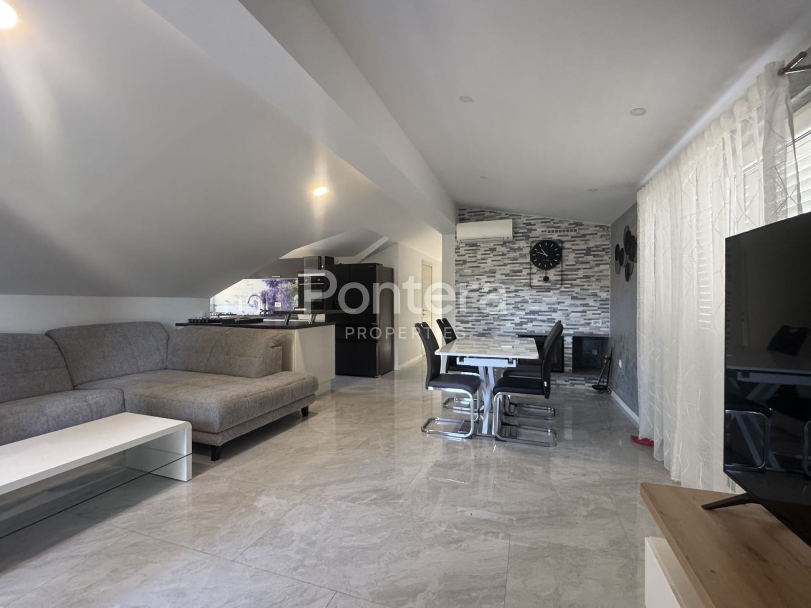 RUBEŠI, namješten stan 100 m² s dvije terase i pogledom na more