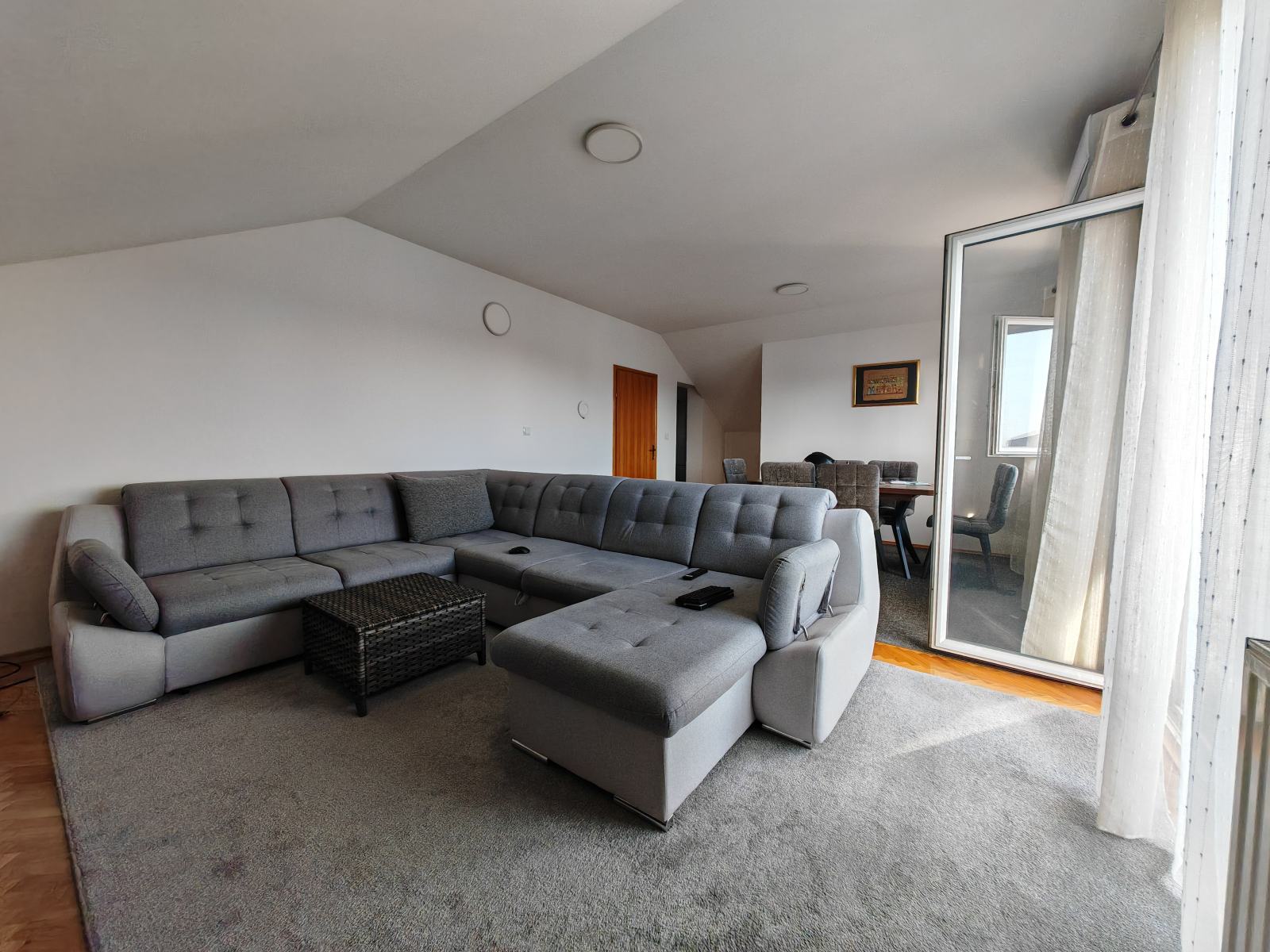 Sesvete stan 105.38 m2, 4-sobni, 2-parking mjesta, 260.000 eura!!!