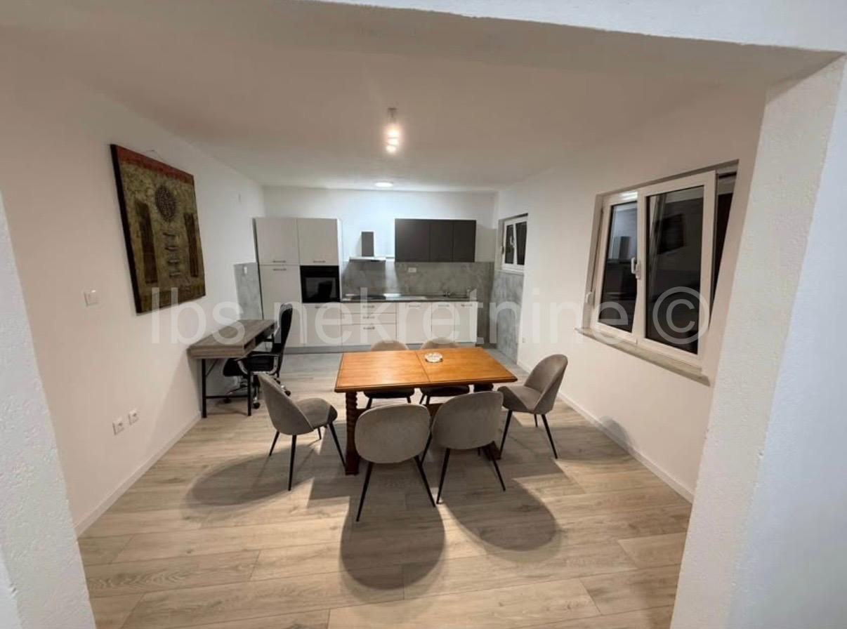 Sinj trosoban stan 85m2