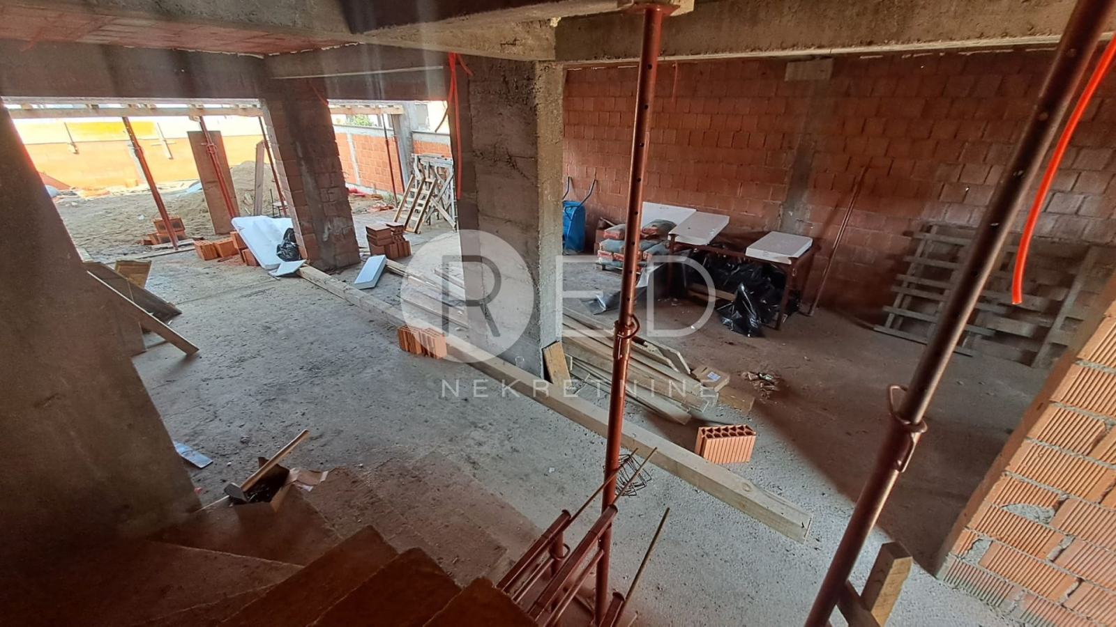 SL.BROD DVOETAŽNI STAN 162,63m2 KOLONIJA