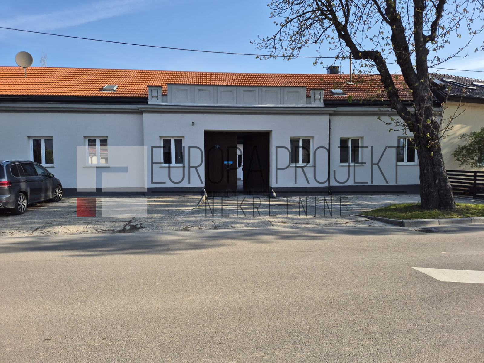Stambeno Poslovna Zgrada: Karlovac, 542.00 m2