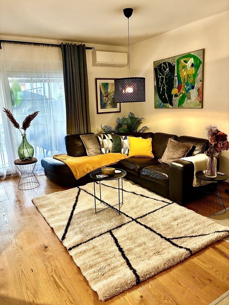 NOVOGRADNJA 2700€/m² Uređen dvoetažni stan, vrt + 2 parking