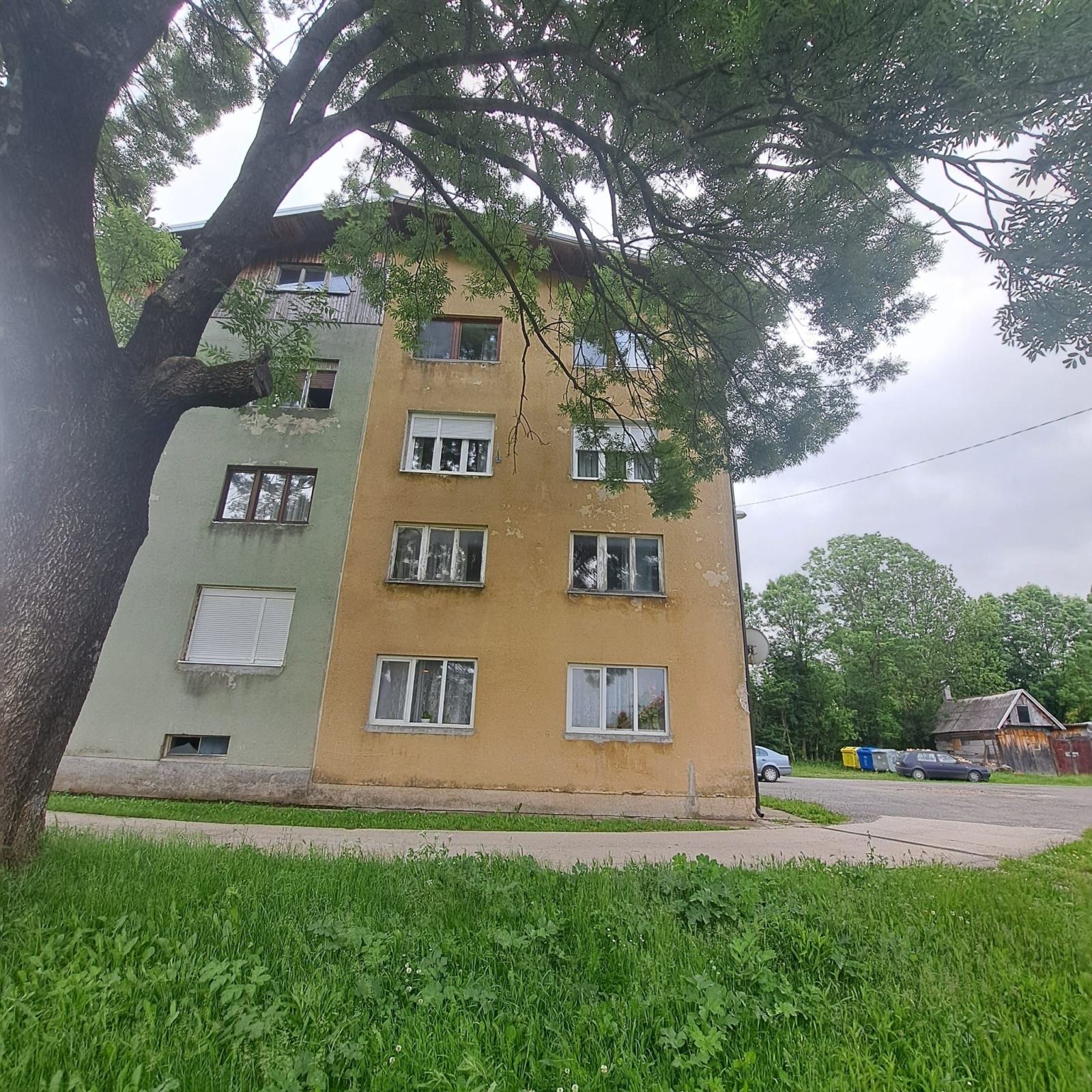 Gračac, novouređeni stan, na odličnoj lokaciji (prodaja)