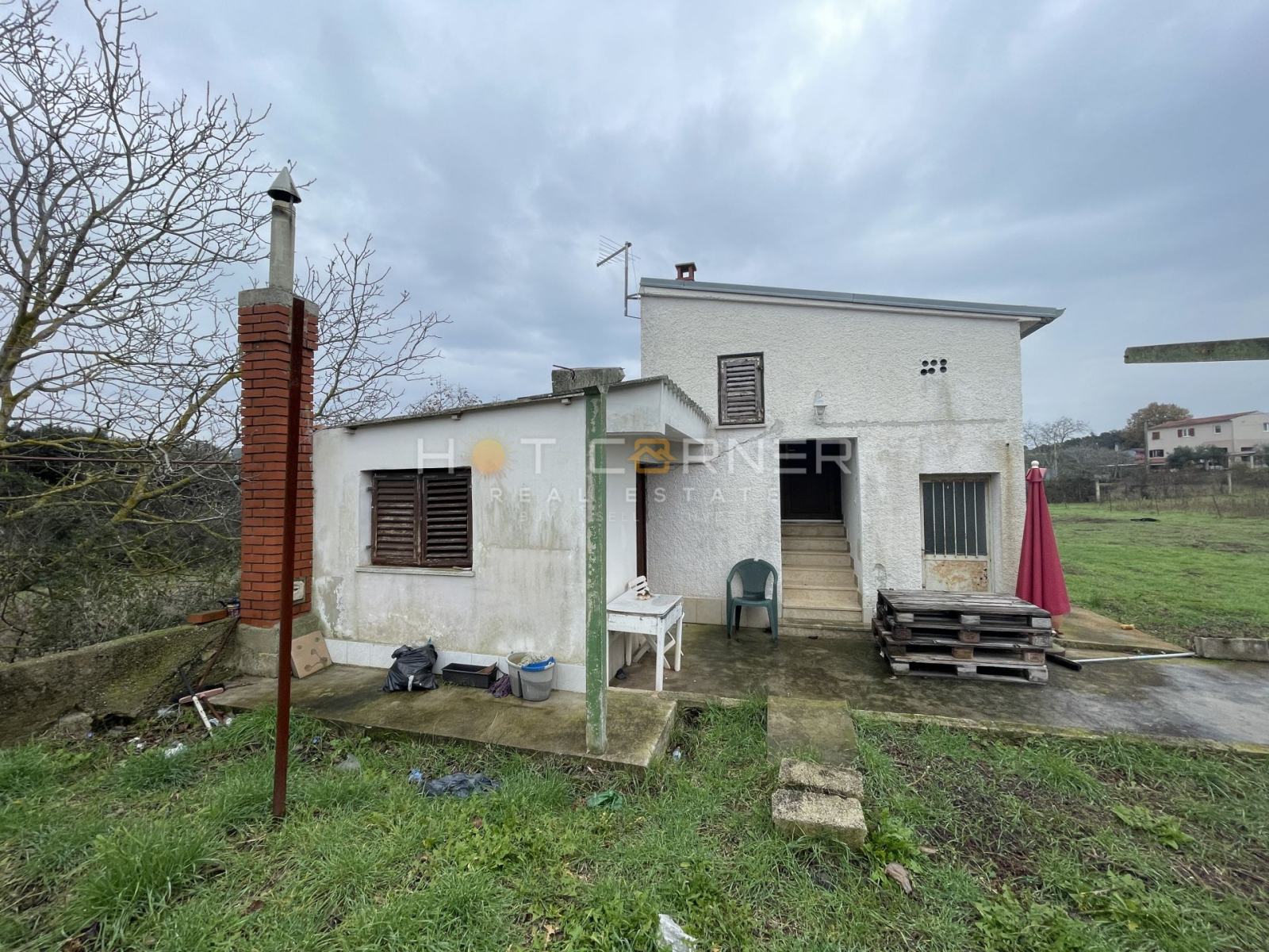 Štinjan, Pula - građevinska parcela 587m2 sa objektom 71m2