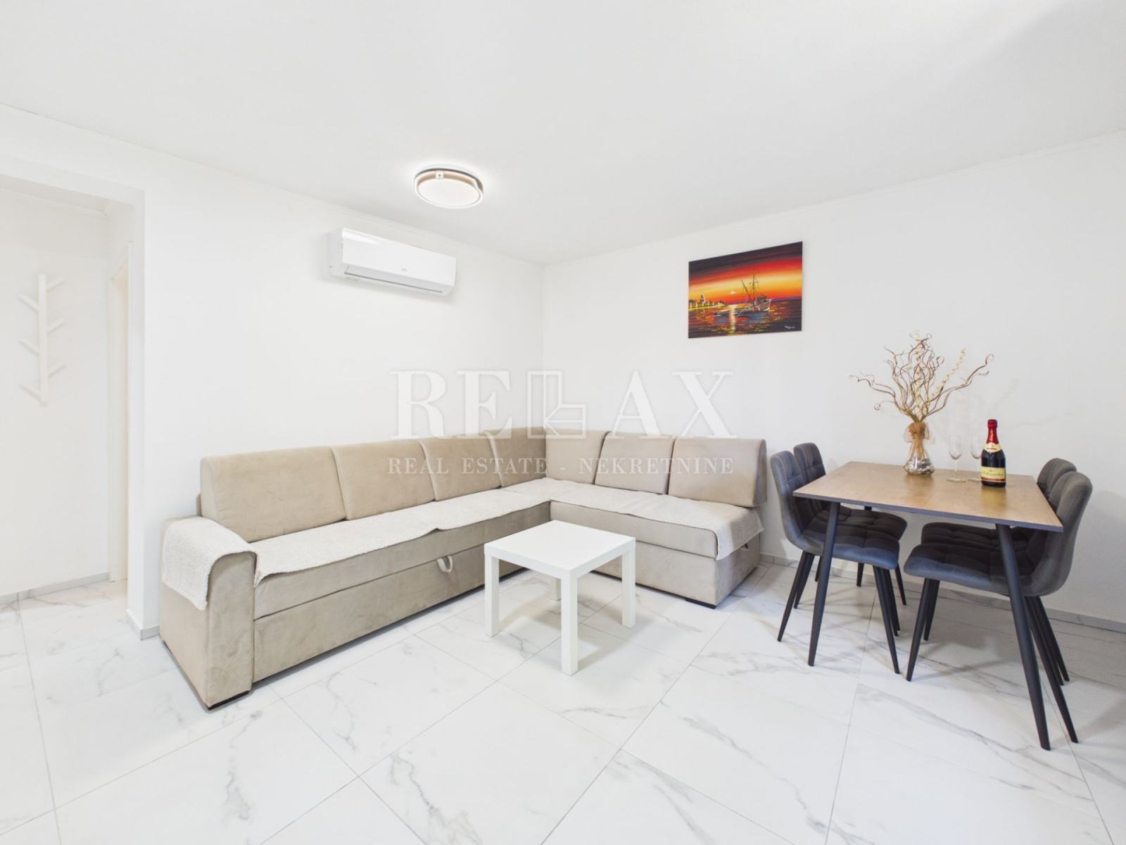 Novi Vinodolski - novogradnja sa 3 apartmana