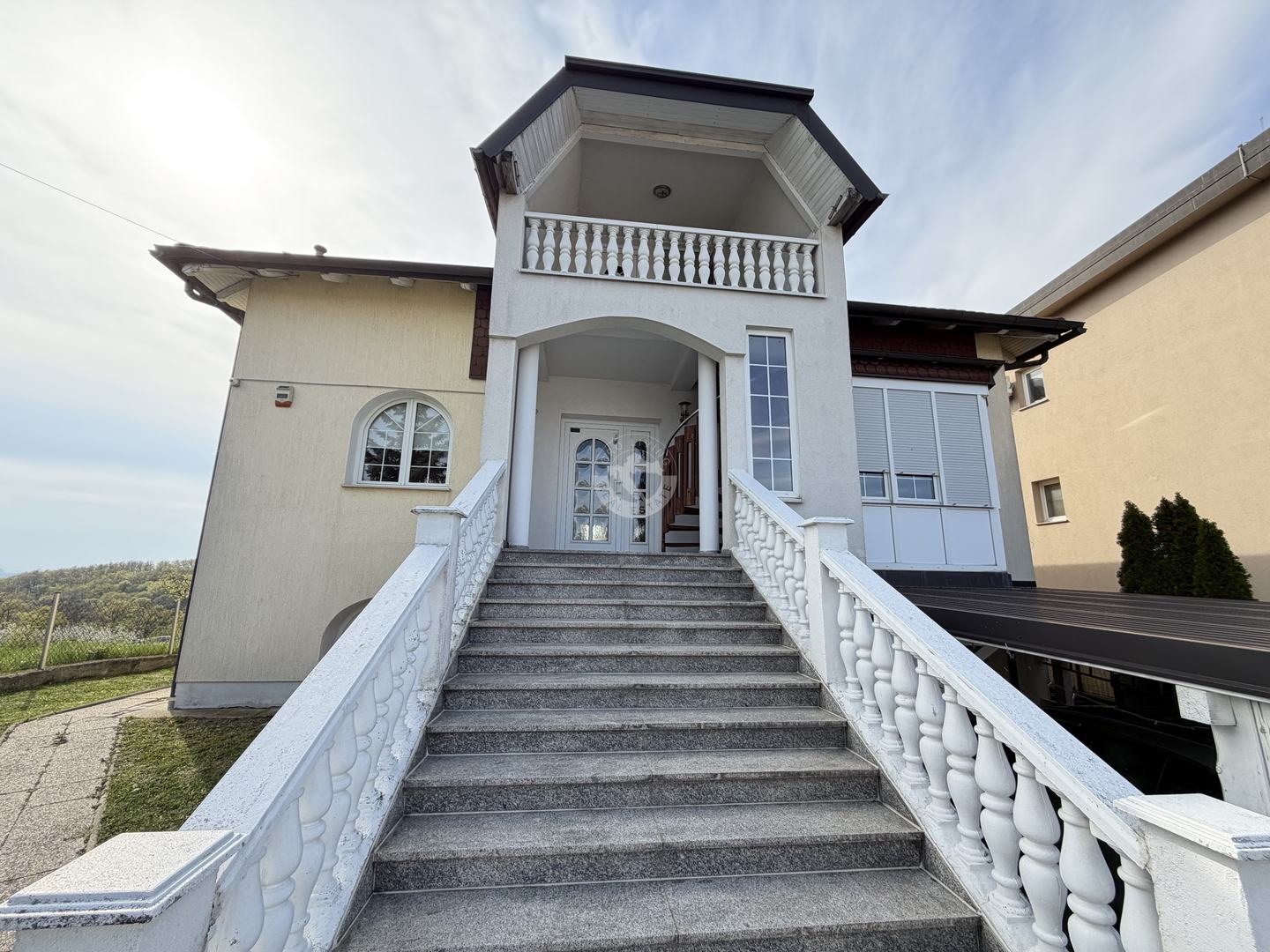 Zagreb, Dubrava-Novoselec, Kuća s dva stana 358 m2, na parceli  od  91