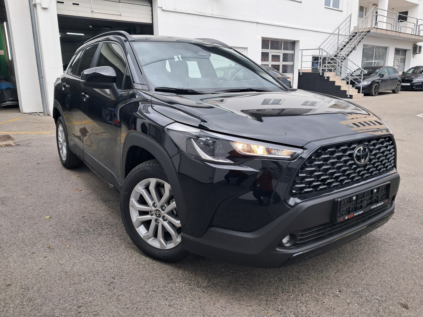 COROLLA CROSS LUNA 1.8 HEV...POSEBNA PONUDA / ISPORUKA ODMAH, 2024 god.