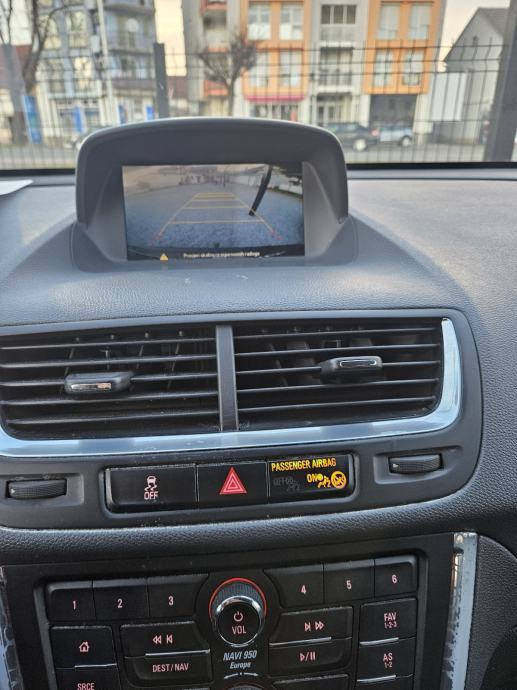 Originalios galinio vaizdo kameros vaizdas 2013 m. Opel Mokka gamykliniame multimedijos ekrane