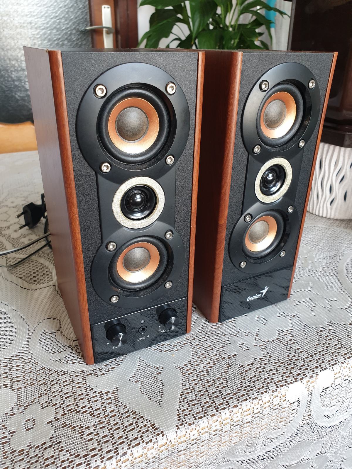 Enceintes PC Genius SP-HF800A - 20W RMS, Bois, 2.0, Connexion 3.5mm - Pour Bureau, étagère